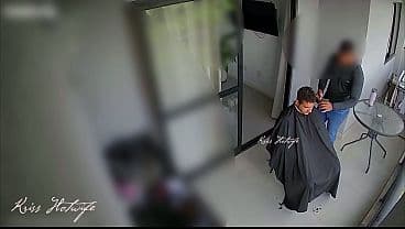 Meu corno chamou o barbeiro em casa... e eu resolvi brincar de puta de verdade. Atendi a porta s&oacute; de biqu&iacute;ni min&uacute;sculo e transparente.