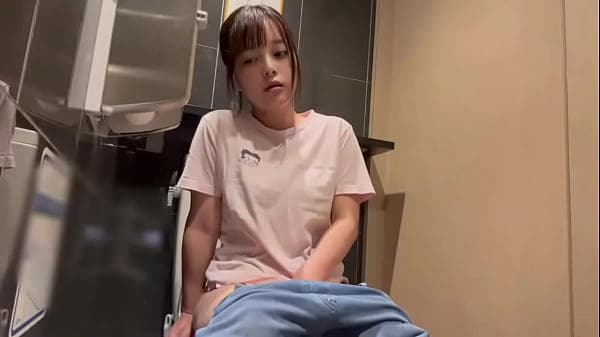 ト◯レで男性におちんちんで突かれてる想像しながらオナニーしてたら気持ちよすぎました&hellip;