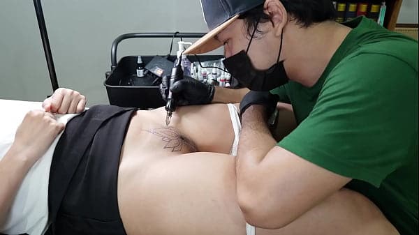 Tattoo Artist seduce and fucked his client Girl while Creampie