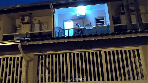 Novinha Casada &eacute; Flagrada Fodendo com o Amante na Varanda de Casa! (CAIU NA NET)