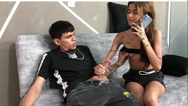 Mi hermanastra y yo nos pusimos cachondos a medianoche con nuestros padres en el cuarto de al lado.