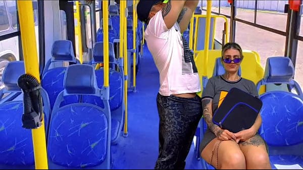 acochei a minha vizinha ninfeta vindo da escola dentro do &ocirc;nibus p&uacute;blico safada n&atilde;o conseguiu resistir e caiu d boca na minha rola ali mesmo( completo no sheer e red)