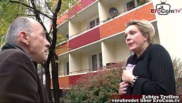 Deutsche gro&szlig;e Hausfrau auf der Stra&szlig;e vom Opa angesprochen und gefickt
