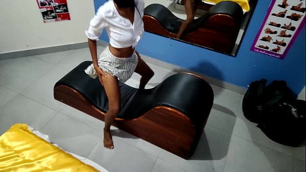 DELICIOSA MORENA FLACA VISITA A SU PADRASTRO PARA OBSEQUIARLE ALGO ESPECIAL. PORNO REAL CASERO GRATIS. LA MORENA QUIERE SEXO LENTO Y DISCRETO
