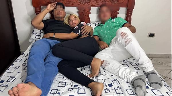 Mi Amigo me Invito a ver Pel&iacute;cula junto a su Novia pero su Novia esta con el Culo hacia mi Lado y no Pude Resistirme