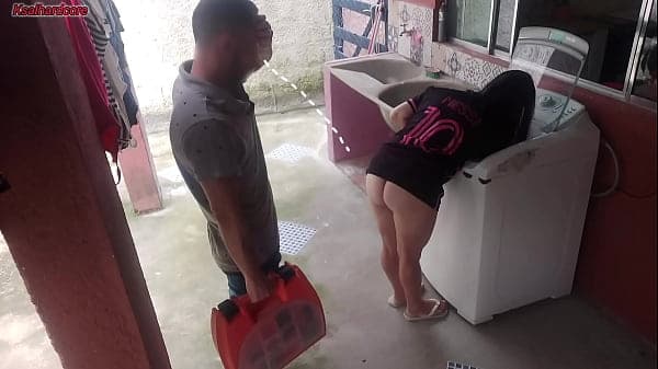 Dona de casa casada paga t&eacute;cnico de m&aacute;quina de lavar com a bunda enquanto marido esta fora