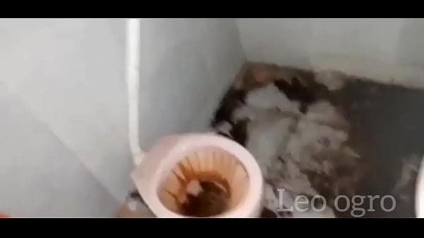 Na favela do jacar&eacute;  cracuda deu o cu por $10 reais no barraco abandonado