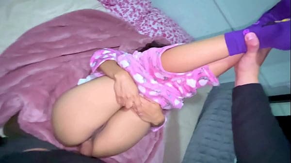 Ay, aaay &iexcl;S&Aacute;CAMELA! El Culo de la peque&ntilde;a es muy apretado! Chica estrecha follada por el ANO, parte 2