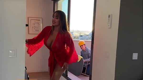 Latina MILF wants her plumber to fuck her with his big cock - La Paisita Oficial