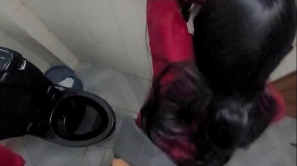 LA FOLLE EN EL BA&Ntilde;O!!! Colegiala Cogiendo Con Su COMPA&Ntilde;ERO DE CLASE a Escondidas, EN EL BA&Ntilde;O DE LA ESCUELA!! El Cabr&oacute;n Lo Graba Todo!! Jovencita mexicana caliente se la cogen!! VIDEO CASERO REAL!