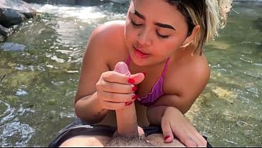 Mi mejor amigo me llev&oacute; a una selva colombiana a follar al aire libre en un r&iacute;o