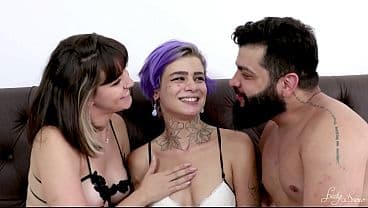 Fodendo o cuzinho da esposa e da marmitinha de cabelo roxo, foi uma foda sensacional