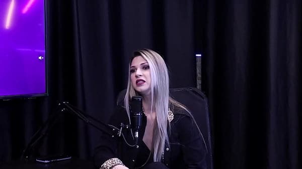A prefer&ecirc;ncia dela &eacute; de um homem grande e grosso, e quando pegou DST... - Melody Antunes