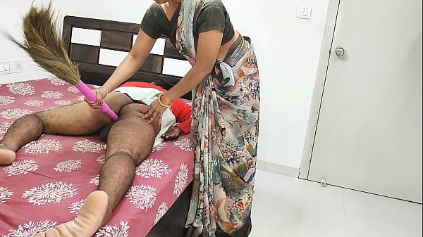 कोमल का घर मालिक दारू पीकर लेटा हुआ था उसकी गांड़ में झाड़ू घुसा कर देख रही थीं