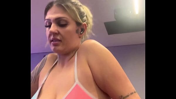 Treinando Academia louca de tes&atilde;o porque meu marido n&atilde;o me fode a 1 m&ecirc;s ! Tanto tes&atilde;o q escorria pelas perna os Maronba me olhando eu com vontade de dar !