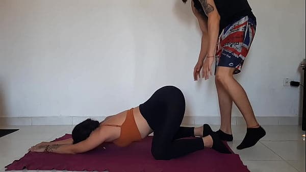 hermanastra hace yoga mientras su hermanastro de polla grande la espiaba y se la terminan follando duro por el co&ntilde;o - porno en espanol