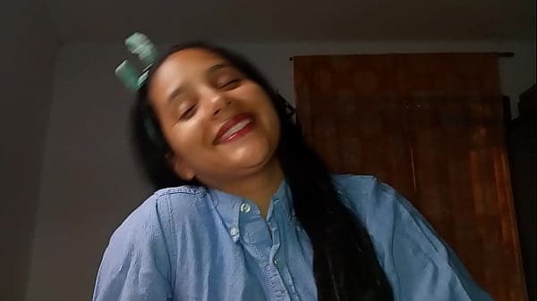 Colegiala recibe toda la leche en la boca despu&eacute;s de clases, succiona y masajea la polla con la lengua hasta lograr la garganta profunda !!! Incre&iacute;ble !!!