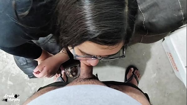 Convenzo a mi cu&ntilde;ada de darme una mamada a cambio de guardar su secreto