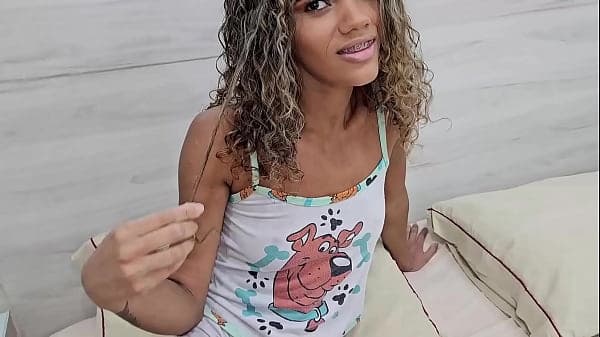 Enteada virgem chamou padrasto em seu quarto pra iniciar ela no sexo anal s&oacute; pra ela n&atilde;o perder o namoradinho