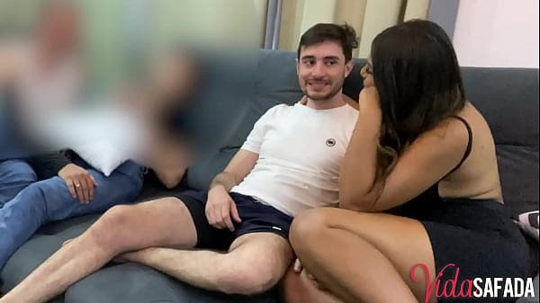 Comendo a novinha do corno - far com duas gatas