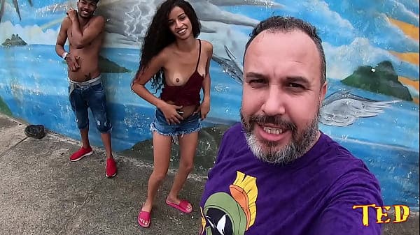 Chegamos em Mongagu&aacute; - SP e a novinha fez a putaria na praia com a galera - Manoella Fernandes - Jhonny Gab - Joao O Safado