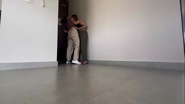 A mi compa&ntilde;era del trabajo le encanta tener orgasmos en el pasillo del hotel!!