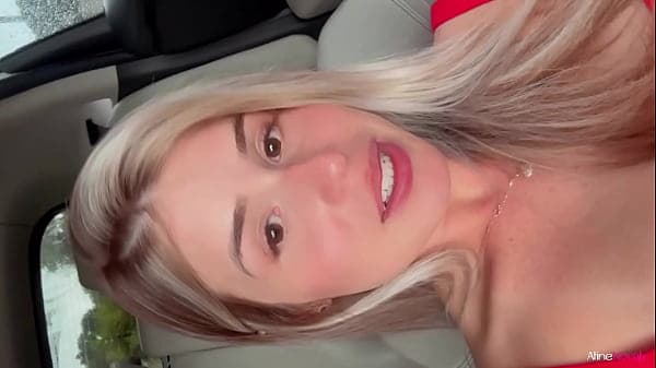 Com a bucetinha escorrendo loira safada se masturba at&eacute; gozar - Aline Novak