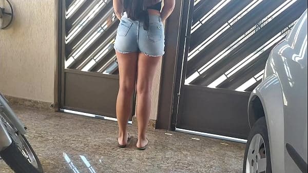 Vizinha gostosa de shortinho jeans trepando com o marido da vizinha