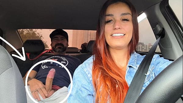 Motorista de APP pega passageiro se masturbando por tr&aacute;s e deu pra ele no carro!