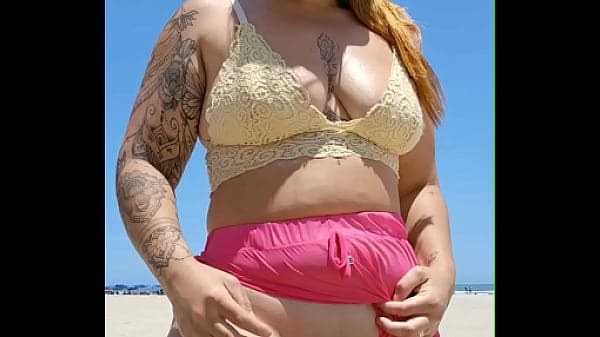 Arrumei um amante que trabalha na praia e agora eu vou na praia quase pelada s&oacute; pra deixar ele de pau duro