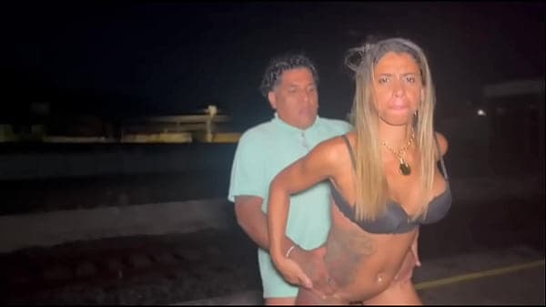 Esposa dando pra um morador de Rua na esta&ccedil;&atilde;o de trem