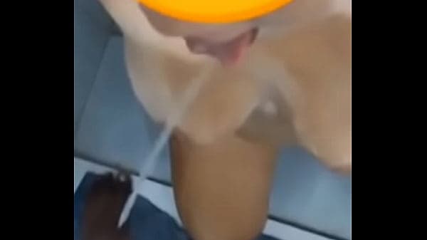 Usei minha esposa como privada de macho e mijando nela sem d&oacute;