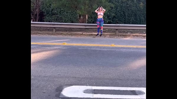 Encontrei uma prostituta na esquina chamei ela pra fazer um boquete ela quis 100$ eu pedir desconto ela chupou s&oacute; a cabecinha ! Levei pro terreno baldio qui del&iacute;cia de boquete