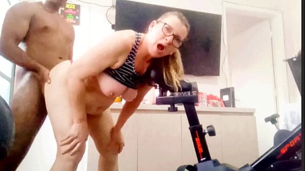 Sogra fazendo aer&oacute;bico s&oacute; de calcinha e o genro n&atilde;o perdeu tempo