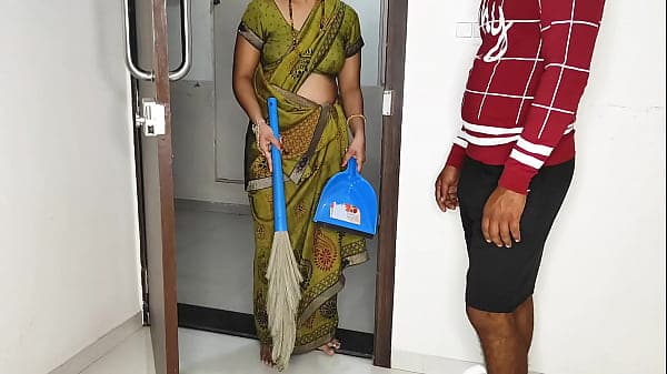 कोमल के घर मे कचरे वाली को बुलाकर दरवाजे चोदना सुरु किया