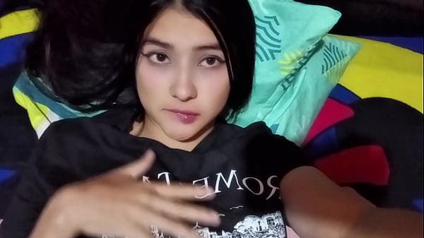 Latina de grandes tetas pillada con el novio de su hermanastra en video llamada ( CASERO REAL)