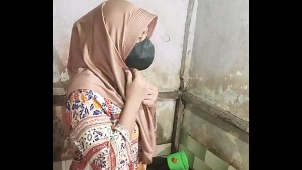 Mandi sambil colmek di kamar mandi