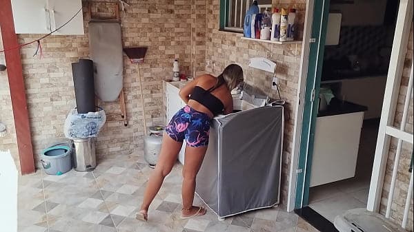 Gozei dentro do c&uacute; da esposa gostosa do meu vizinho que estava estendendo roupa no quintal !