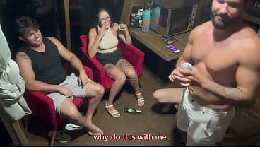 Casais jogando verdade ou consequ&ecirc;ncia