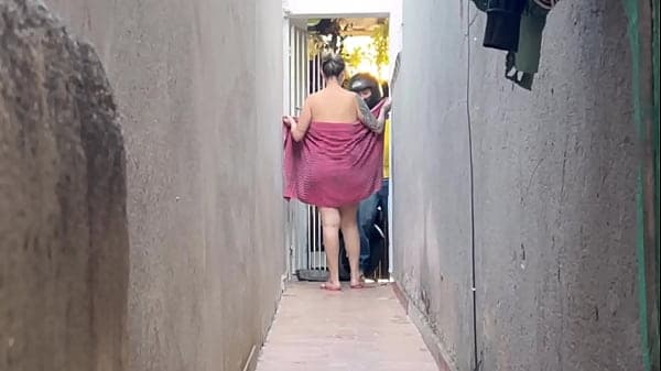 Fiquei pelada pro entregador de aplicativo e chamei ele pra dentro da minha casa .Ele n&atilde;o resistiu e me fudeu todinha hardcore Bunda enorme Peitos perfeitos pequenina chupando boquete Hist&oacute;ria porno