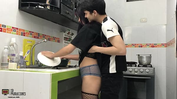 Encuentro a la cachonda de mi hermanastra en la cocina y termino follandole el co&ntilde;o PARTE 1