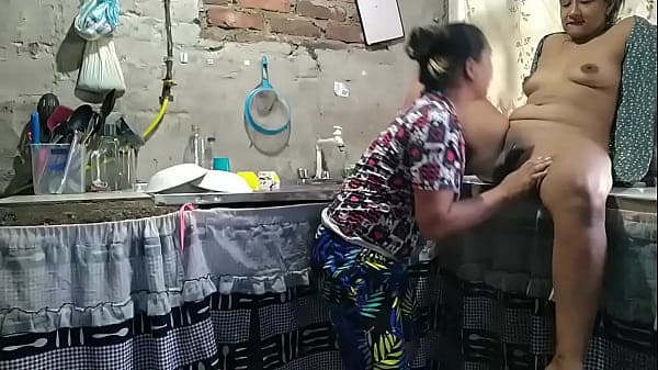 ya que mi marido no se encuentra en la ciudad, llamo a mi mejor amiga para tener sexo l&eacute;sbico salvaje