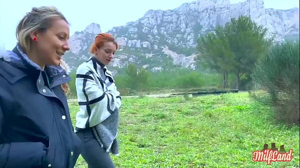 Stella et Emmanuelle, deux magnifiques diablesses, s'adonnent au sexe &agrave; quatre