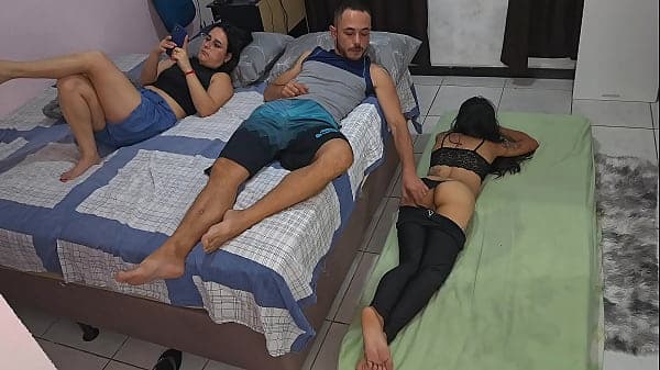 Esposa teve a m&aacute; ideia de dividir o quarto com sua Amiga
