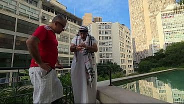 SHEIK &Aacute;rabe veio para o Brasil em &eacute;poca de COPA DO MUNDO* ELE E SEU GUIA TUR&Iacute;STICO LEVARAM TORCEDORAS BRASILEIRAS QUE ESTAVAM NO HOTEL PARA O QUARTO E FODERAM AT&Eacute; O CUZINHO DAS SAFADAS*COMPLETO NO RED