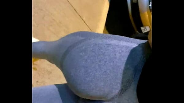 No me aguanto y me follo a la mejor amiga de mi novia en el asiento trasero del auto despu&eacute;s de salir del GYM - LA GRABO A ESCONDIDAS AMATAUR REAL MONTANDO EN EL COCHE