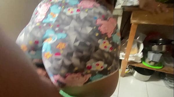 Sexo sin proteccion con mi hermanastra en la cocina  casi nos descubren nuestros padres pero igual la convenc&iacute; de comerse mi leche