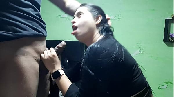 Mi hermanastro me ayuda con la lampara de mi habitaci&oacute;n por una buena mamada