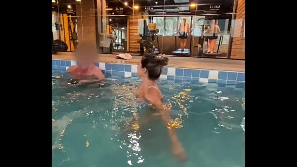 Seduzi o H&oacute;spede Dotado Na Piscina Do Hotel, Levei Pro Meu Quarto Pra Me Foder Na Frente Do Corno e Gozar Na Minha Boca - COMPLETO NO RED