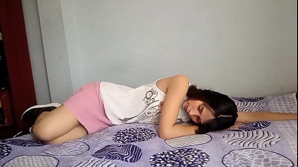 Lleg&oacute; la gemela y se follo a la equivocada, marido se folla a la gemela mientras la esposa cocina